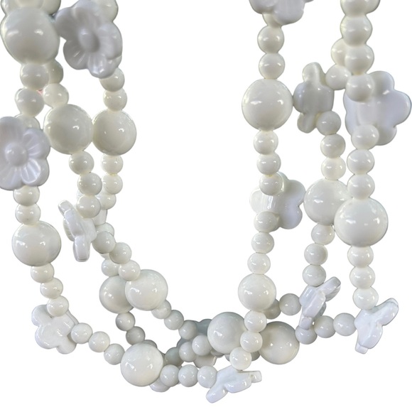 Genuinely Vintage 60s White Plastic Chocker Necklace - Picture 5 of 8